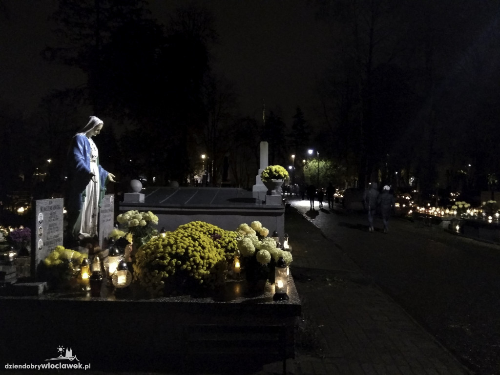 Wszystkich Świętych nocą