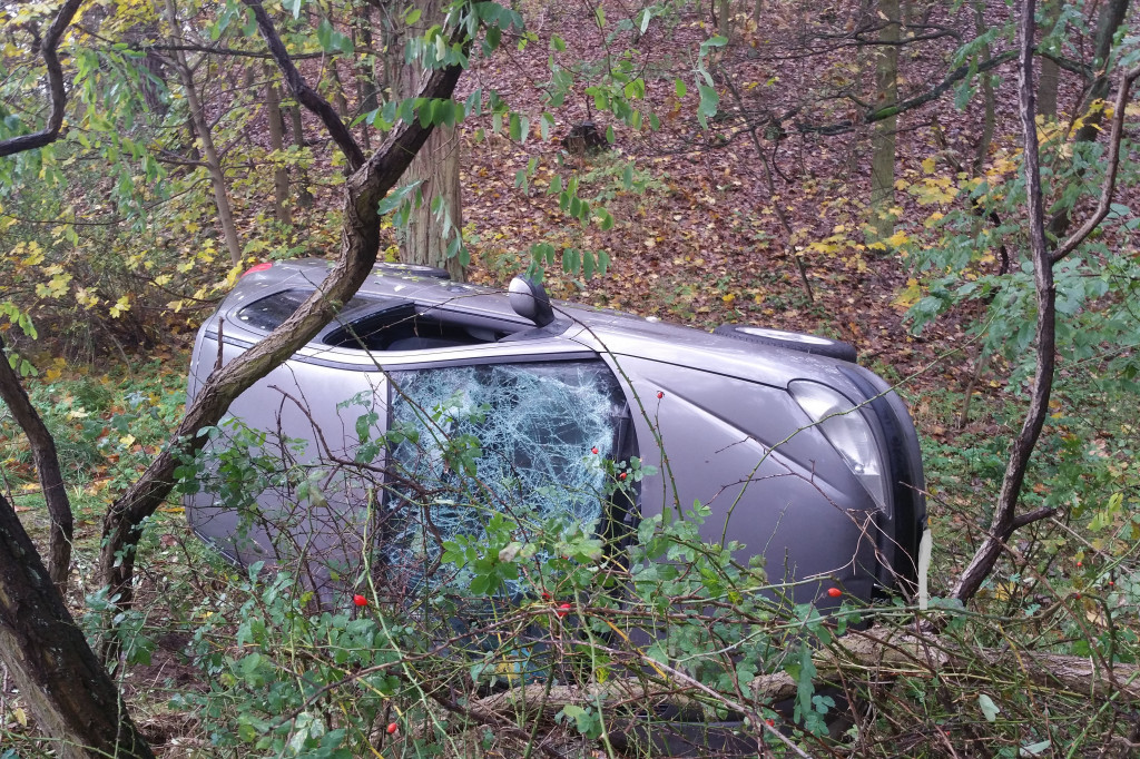 Auto osobowe dachowało na Lipnowskiej
