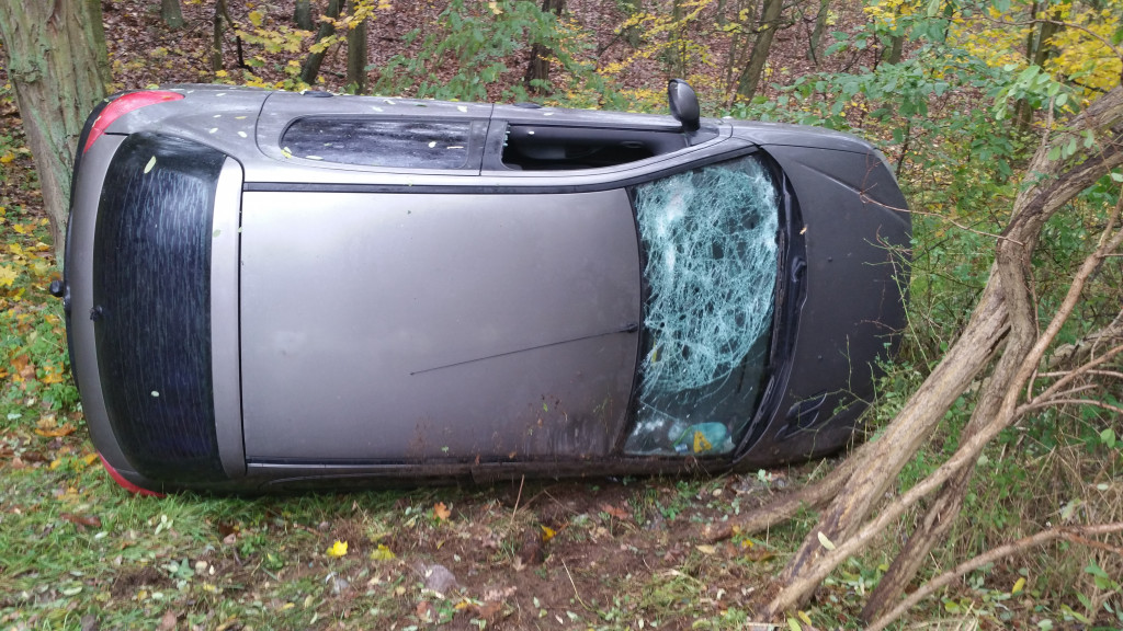 Auto osobowe dachowało na Lipnowskiej