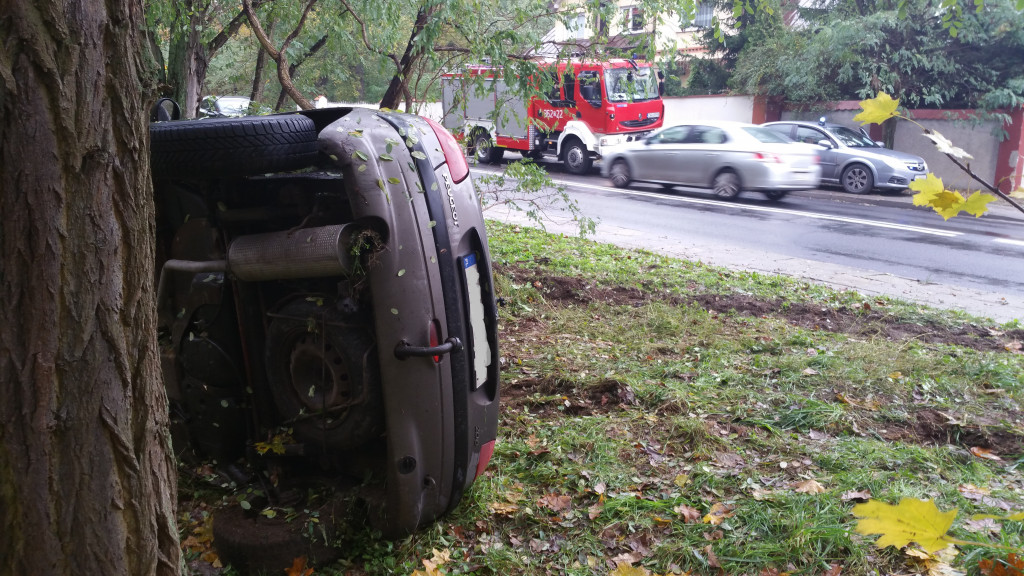 Auto osobowe dachowało na Lipnowskiej