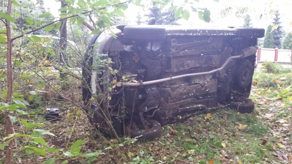 Auto osobowe dachowało na Lipnowskiej