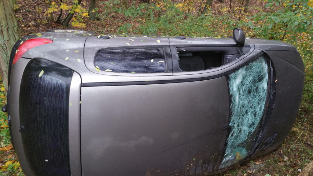 Auto osobowe dachowało na Lipnowskiej