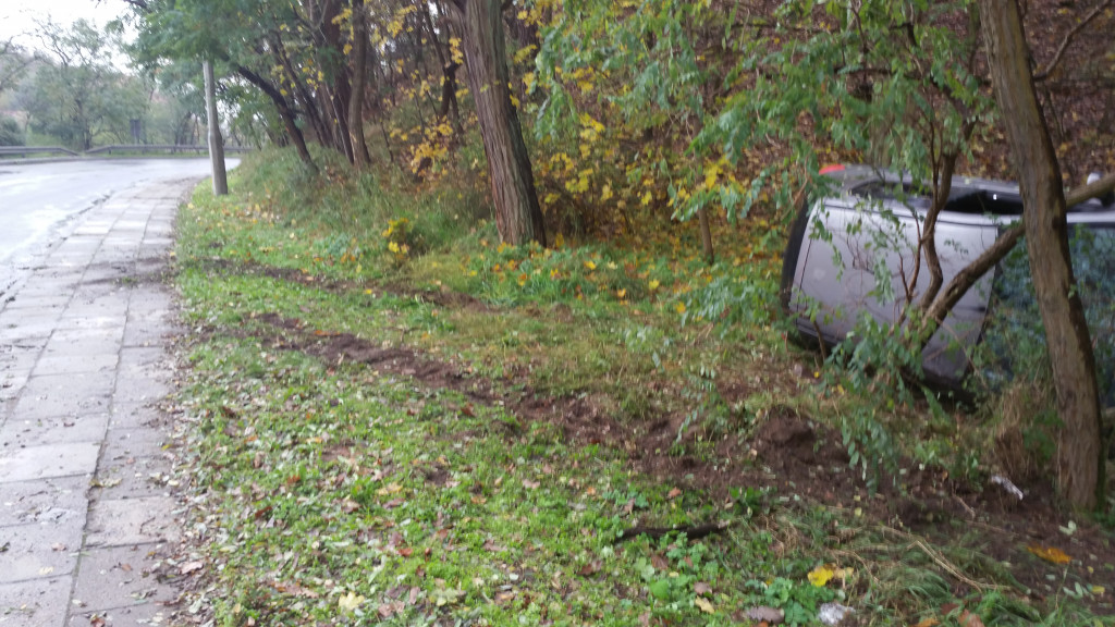 Auto osobowe dachowało na Lipnowskiej