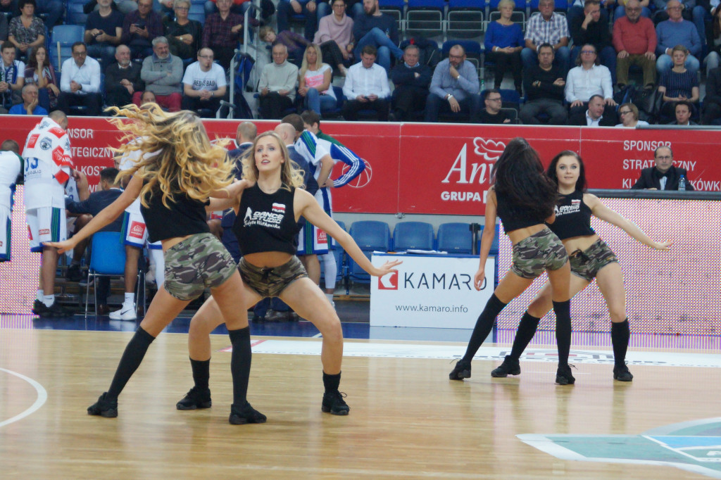 Anwil Dance Team na meczu z Legią