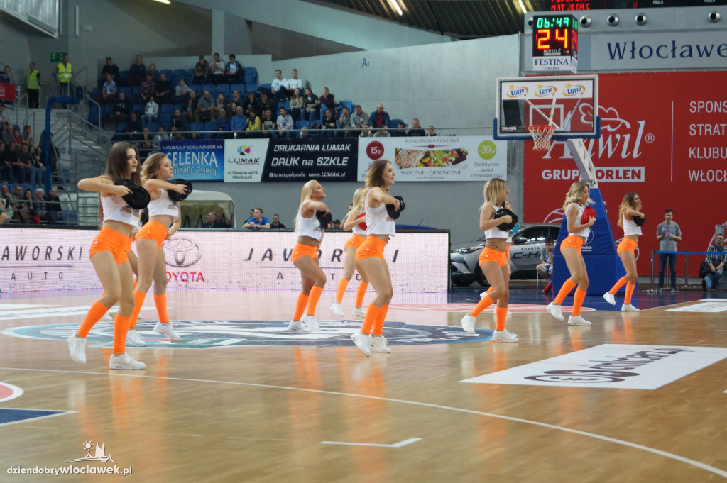 Anwil Dance Team na meczu z Legią