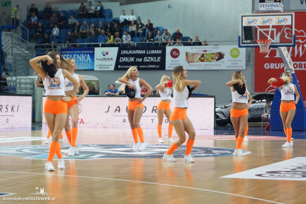 Anwil Dance Team na meczu z Legią