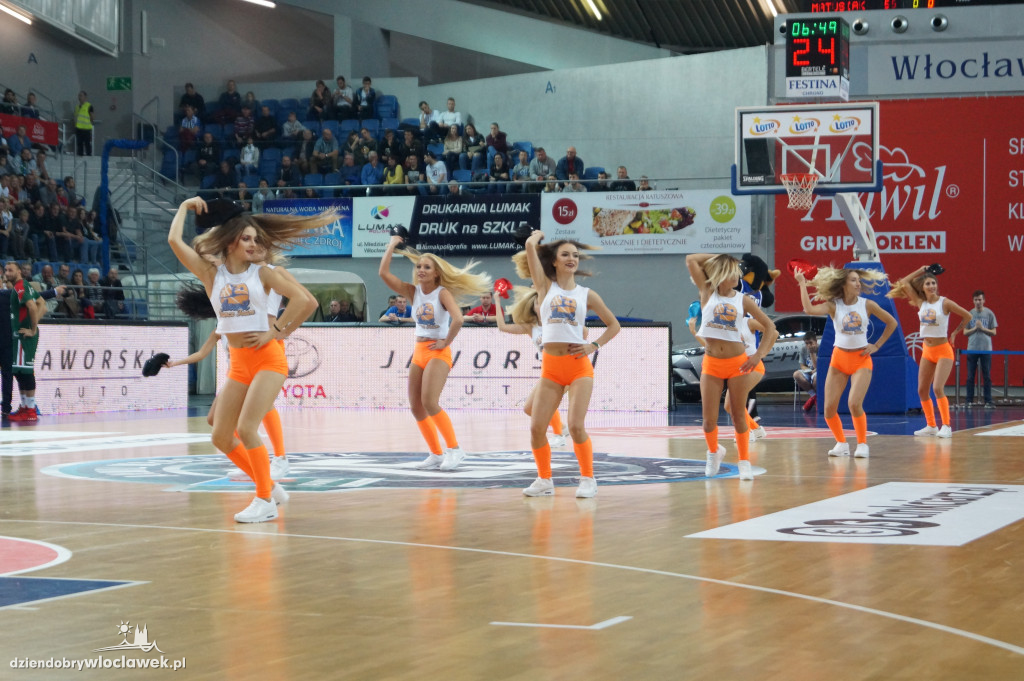 Anwil Dance Team na meczu z Legią