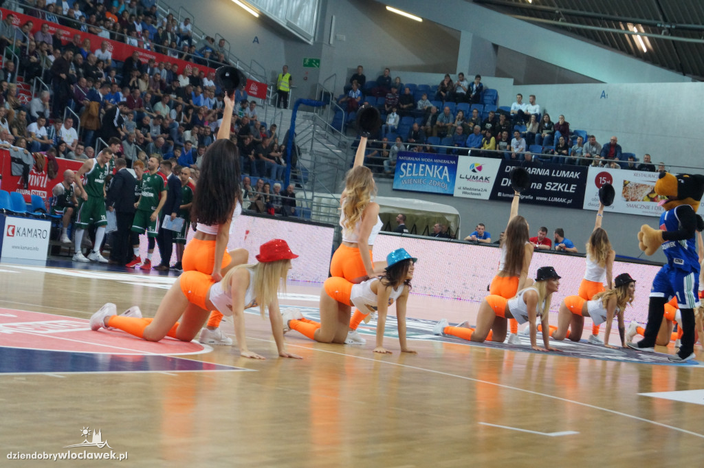 Anwil Dance Team na meczu z Legią