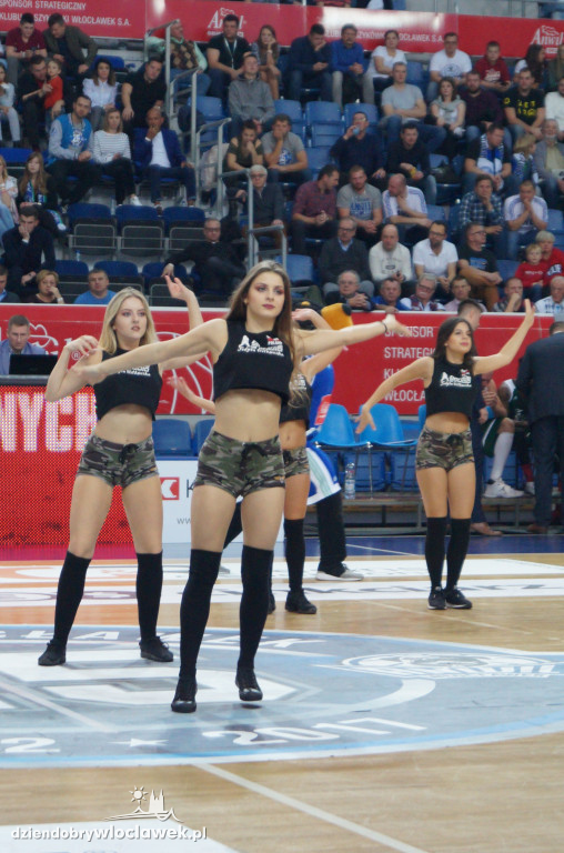 Anwil Dance Team na meczu z Legią
