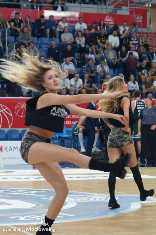 Anwil Dance Team na meczu z Legią