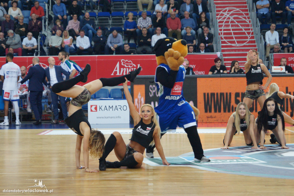 Anwil Dance Team na meczu z Legią