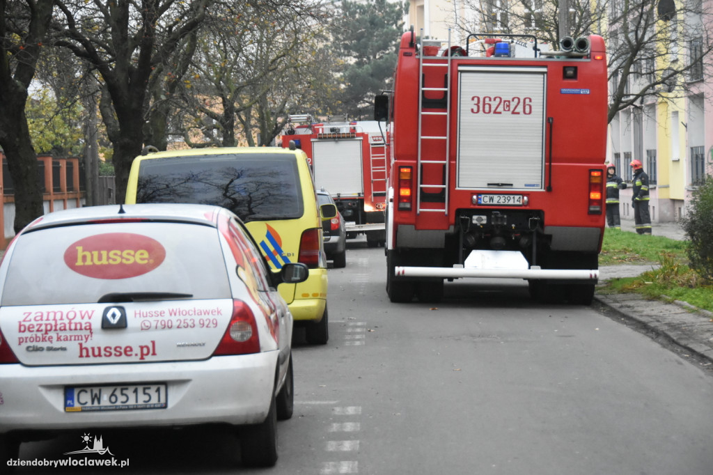 3 zastępy strażaków w akcji w centrum