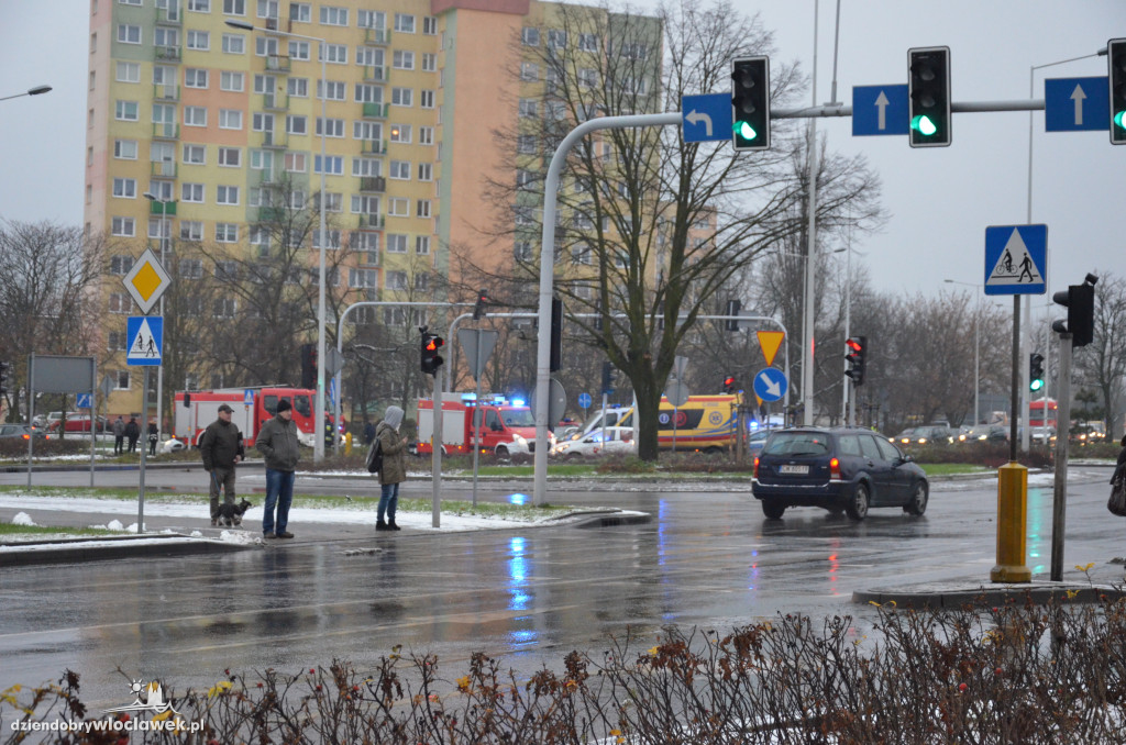 Zderzenie dwóch aut na skrzyżowaniu