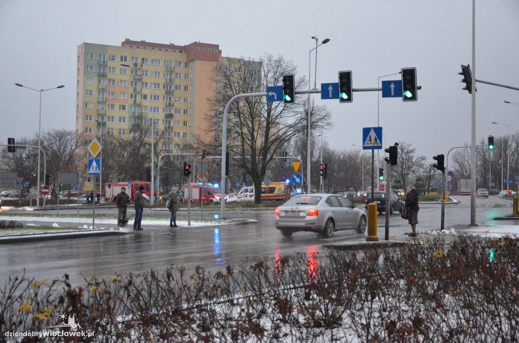 Zderzenie dwóch aut na skrzyżowaniu