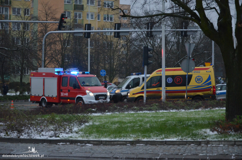 Zderzenie dwóch aut na skrzyżowaniu