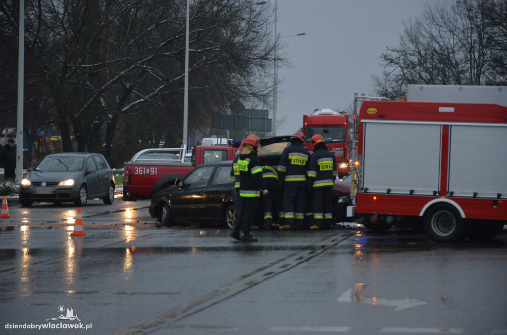 Zderzenie dwóch aut na skrzyżowaniu