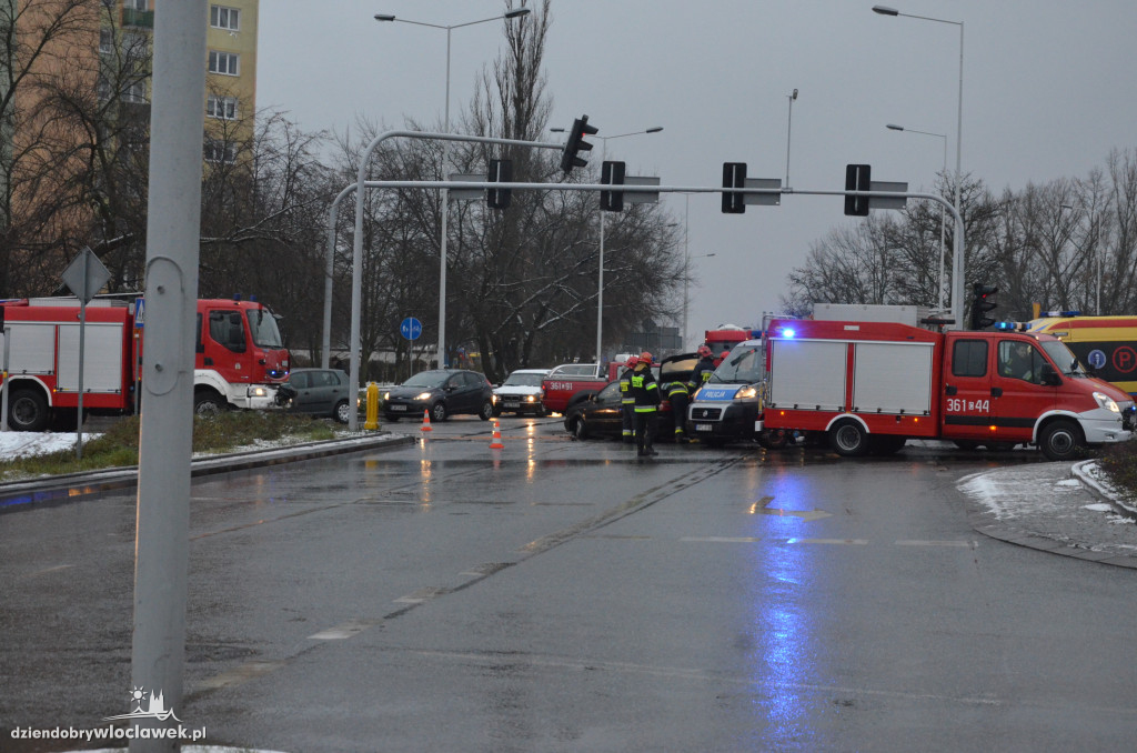 Zderzenie dwóch aut na skrzyżowaniu