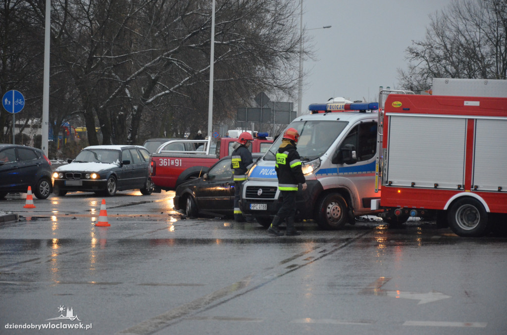 Zderzenie dwóch aut na skrzyżowaniu