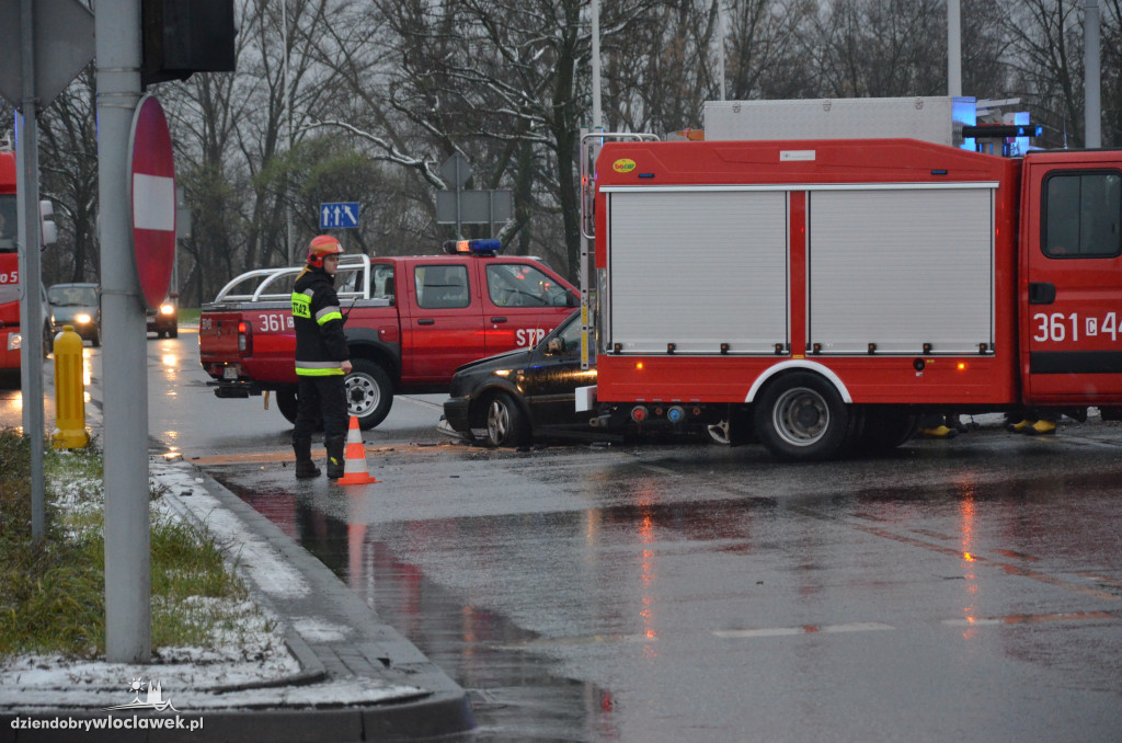 Zderzenie dwóch aut na skrzyżowaniu