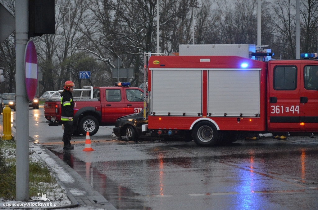 Zderzenie dwóch aut na skrzyżowaniu