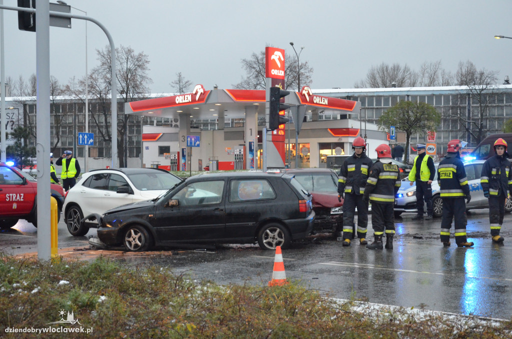 Zderzenie dwóch aut na skrzyżowaniu