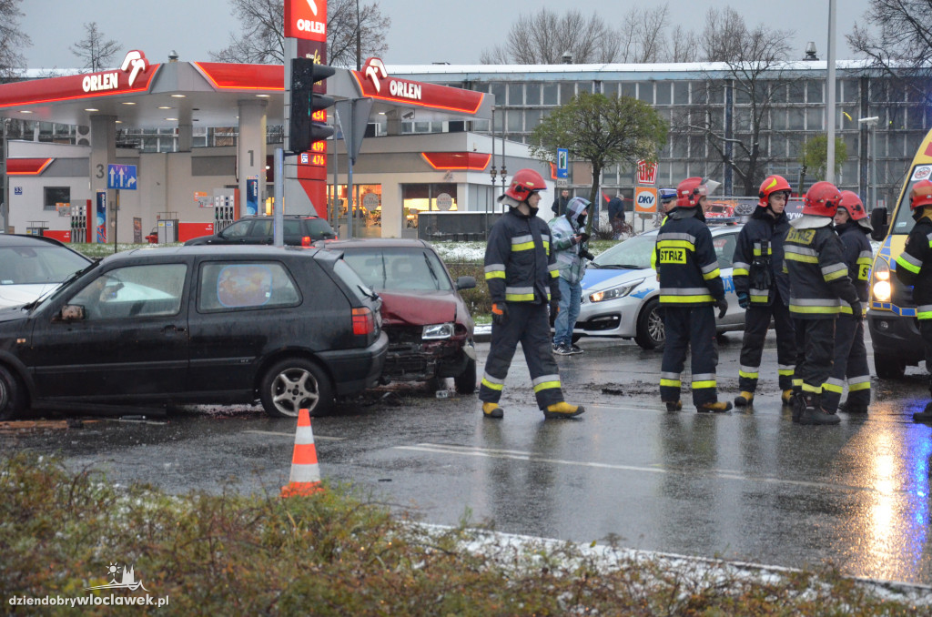Zderzenie dwóch aut na skrzyżowaniu