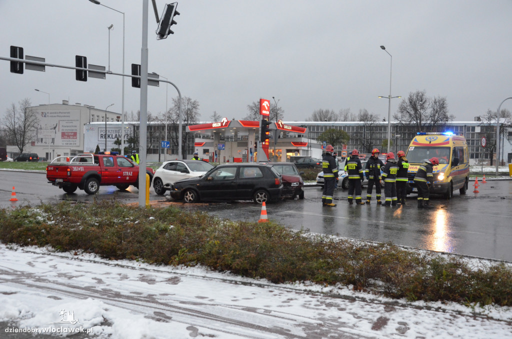Zderzenie dwóch aut na skrzyżowaniu