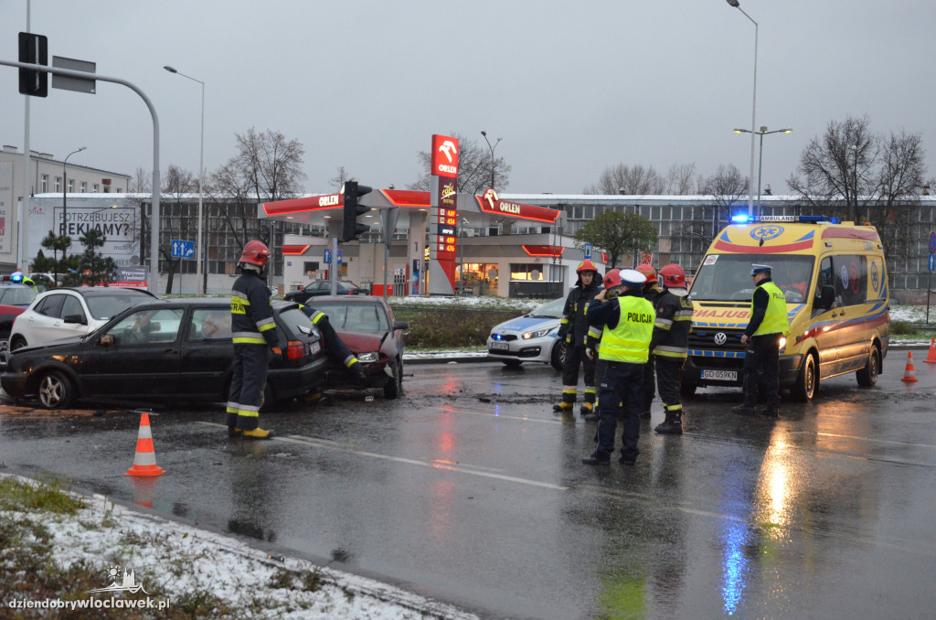 Zderzenie dwóch aut na skrzyżowaniu