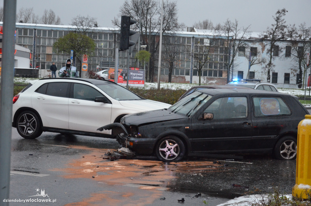 Zderzenie dwóch aut na skrzyżowaniu