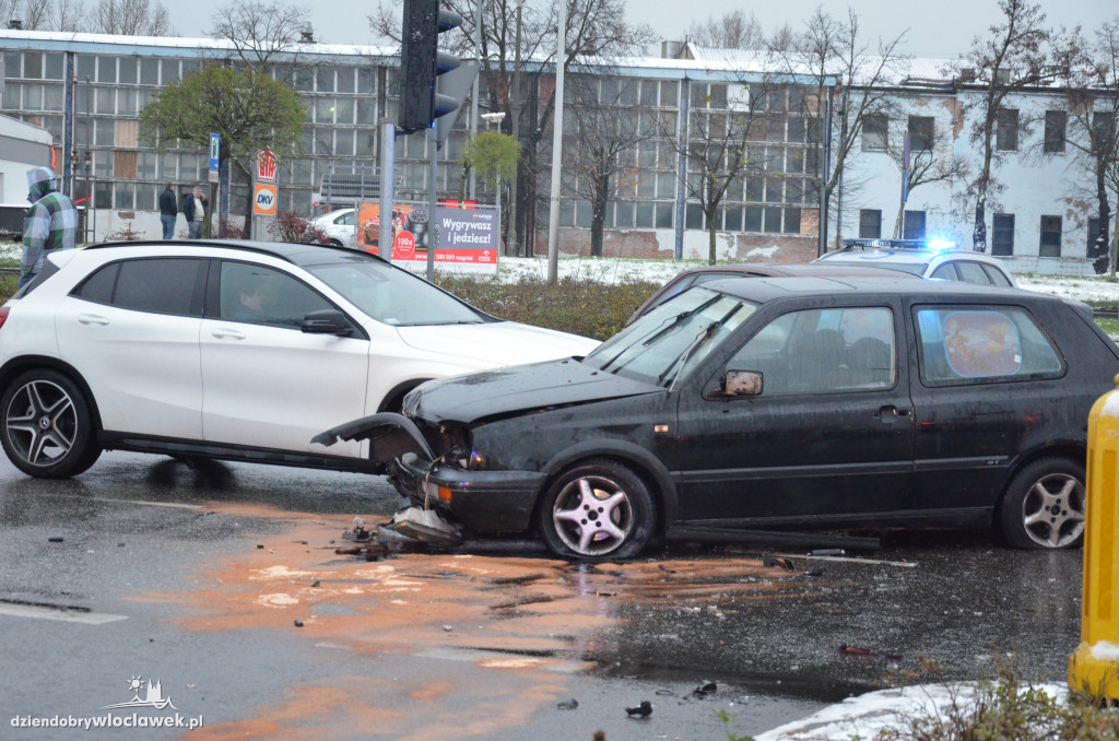 Zderzenie dwóch aut na skrzyżowaniu