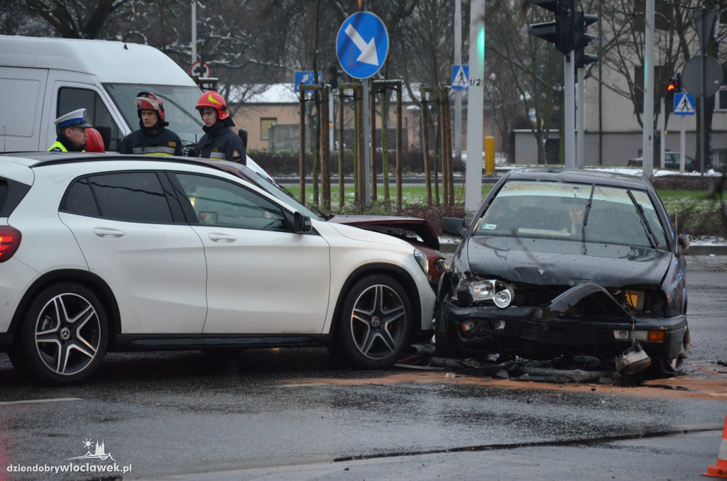 Zderzenie dwóch aut na skrzyżowaniu