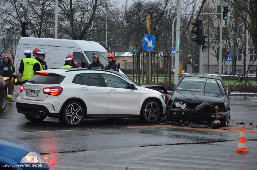 Zderzenie dwóch aut na skrzyżowaniu