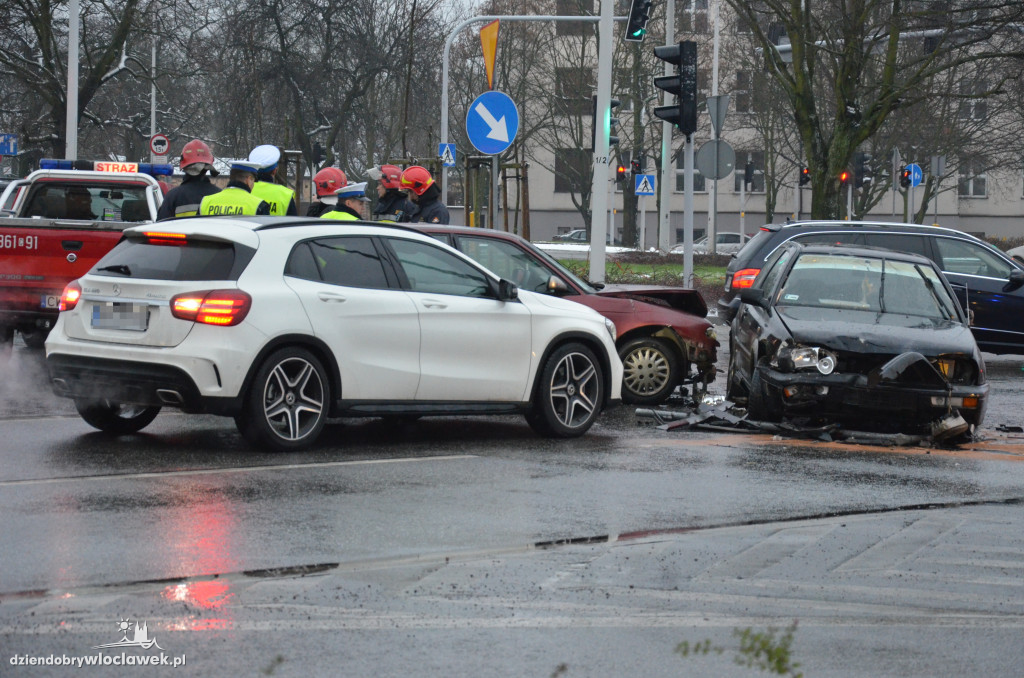 Zderzenie dwóch aut na skrzyżowaniu