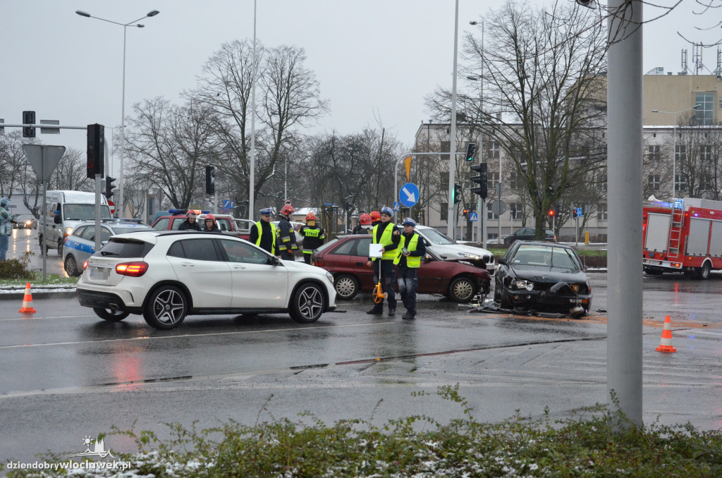 Zderzenie dwóch aut na skrzyżowaniu