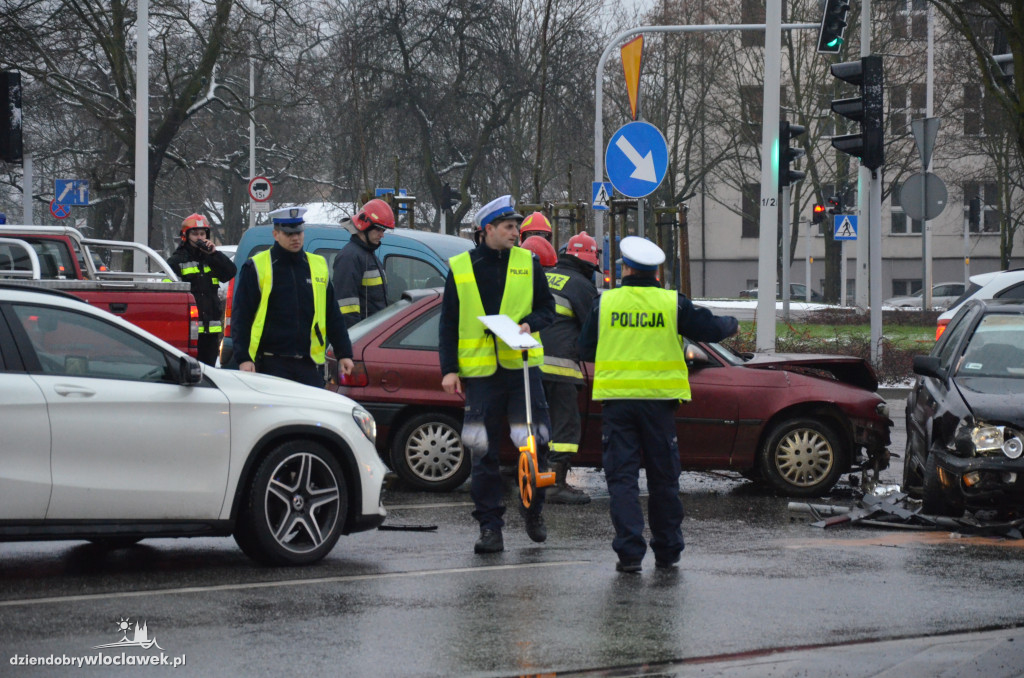 Zderzenie dwóch aut na skrzyżowaniu