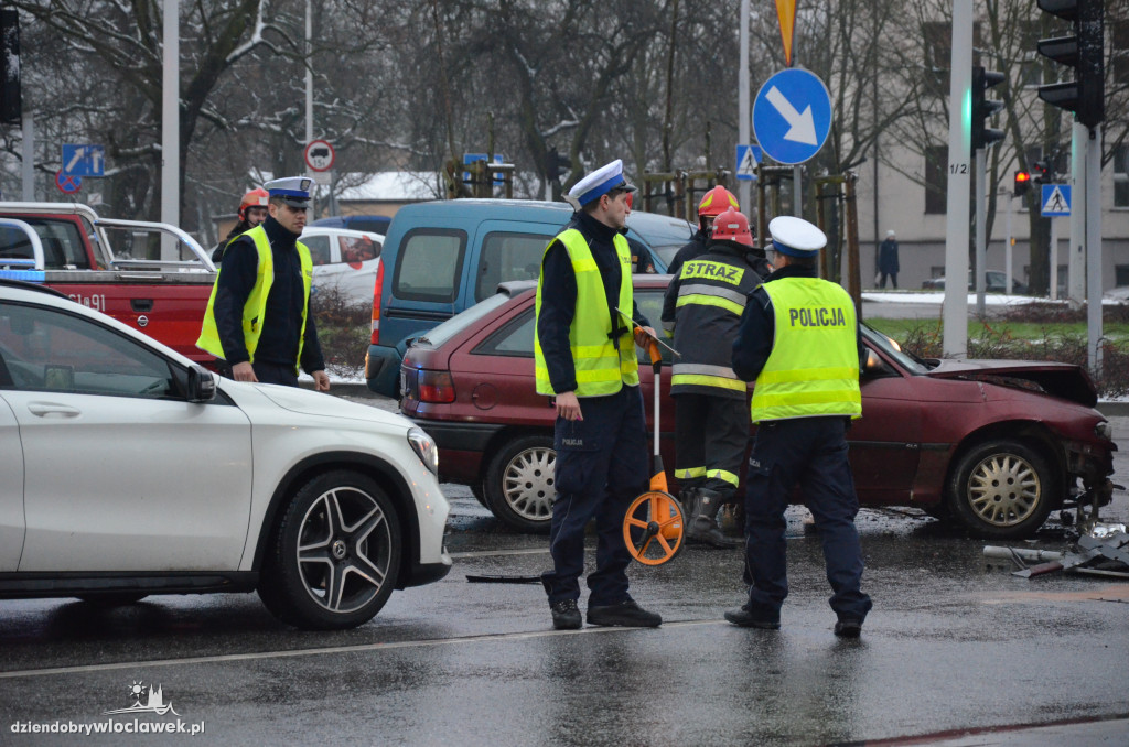 Zderzenie dwóch aut na skrzyżowaniu
