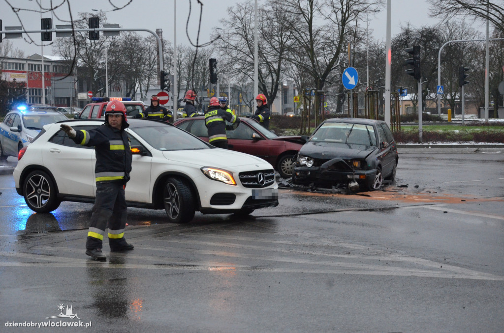 Zderzenie dwóch aut na skrzyżowaniu