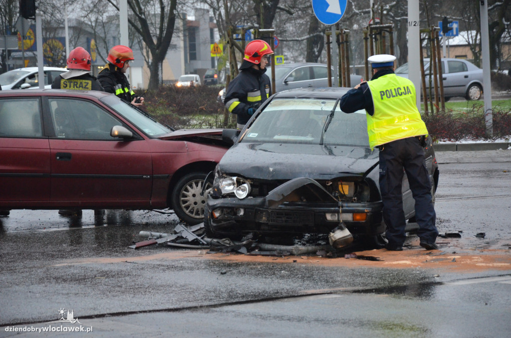Zderzenie dwóch aut na skrzyżowaniu
