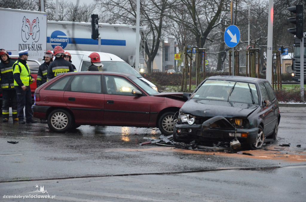 Zderzenie dwóch aut na skrzyżowaniu
