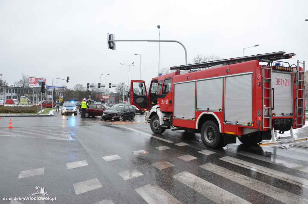 Zderzenie dwóch aut na skrzyżowaniu