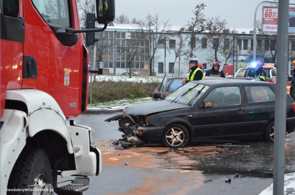 Zderzenie dwóch aut na skrzyżowaniu