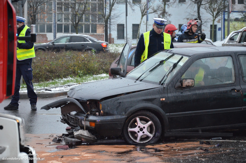 Zderzenie dwóch aut na skrzyżowaniu
