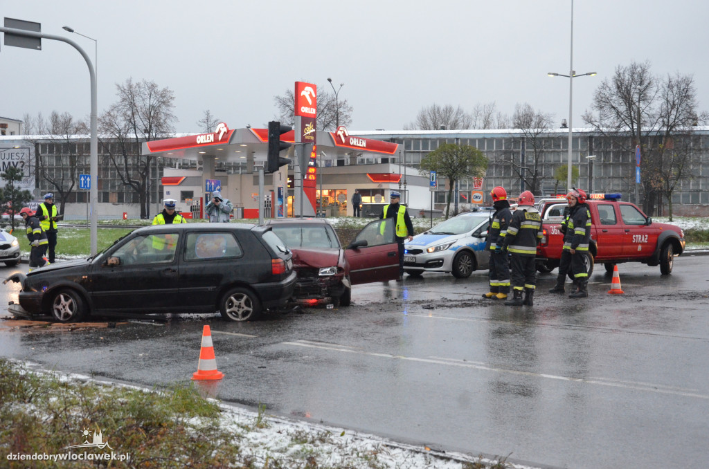 Zderzenie dwóch aut na skrzyżowaniu