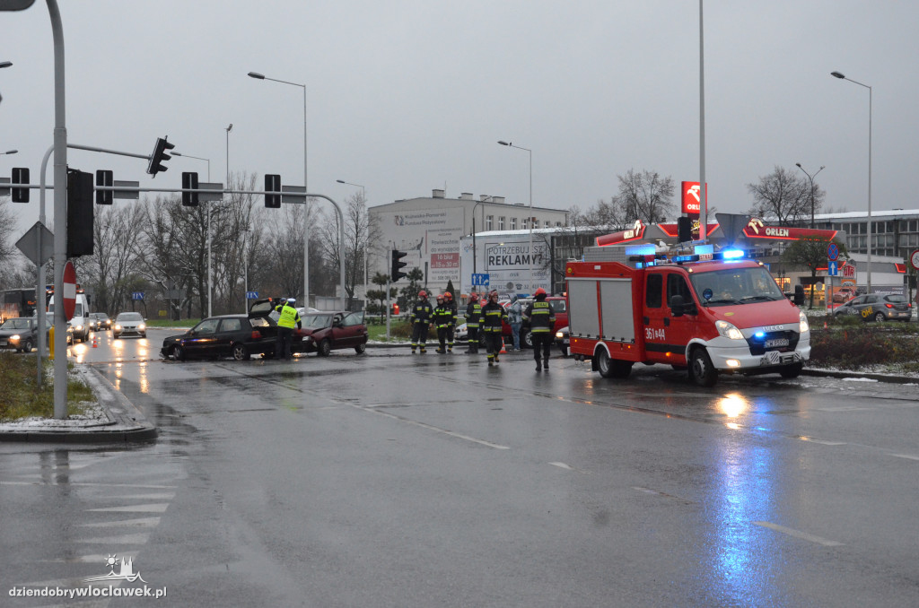 Zderzenie dwóch aut na skrzyżowaniu