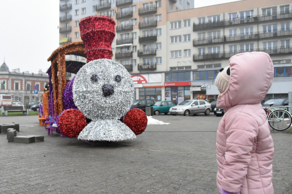 Pl. Wolności stroi się na święta