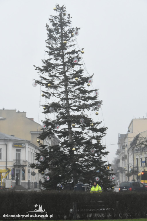 Pl. Wolności stroi się na święta
