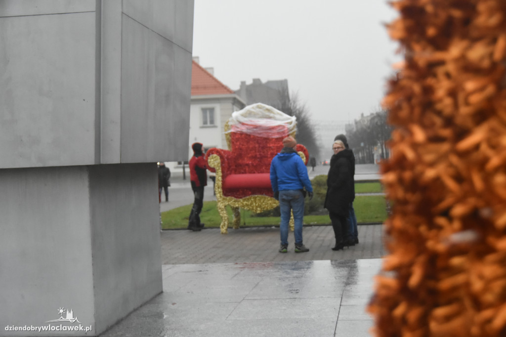 Pl. Wolności stroi się na święta