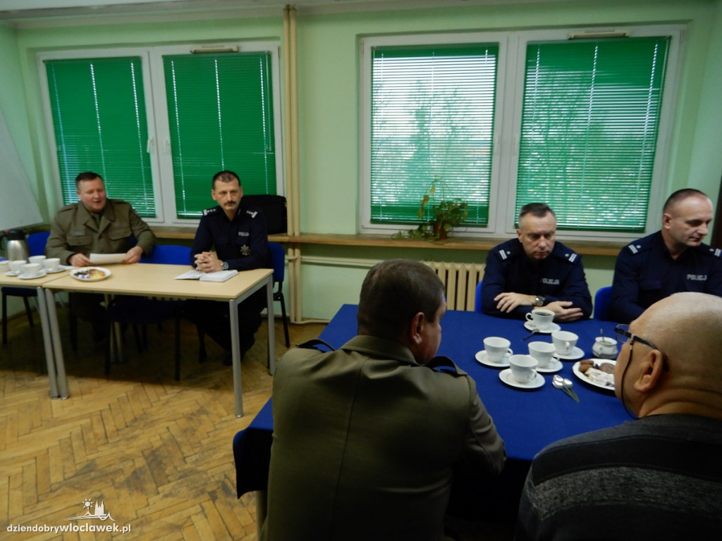 Policjanci rozmawiali o...