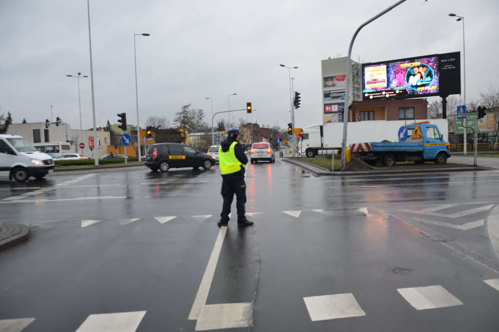 Okrzei - Wronia - policja kieruje ruchem
