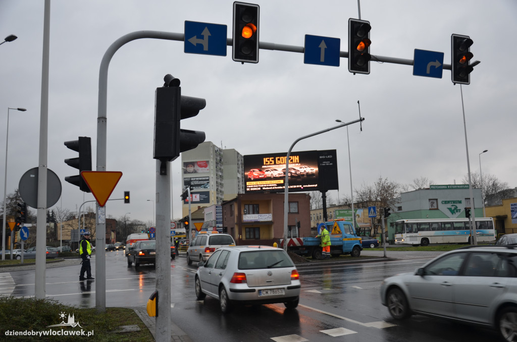 Okrzei - Wronia - policja kieruje ruchem